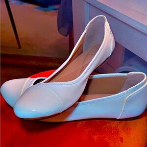 PATENT LEATHER WHITE BALLERINA FLATS